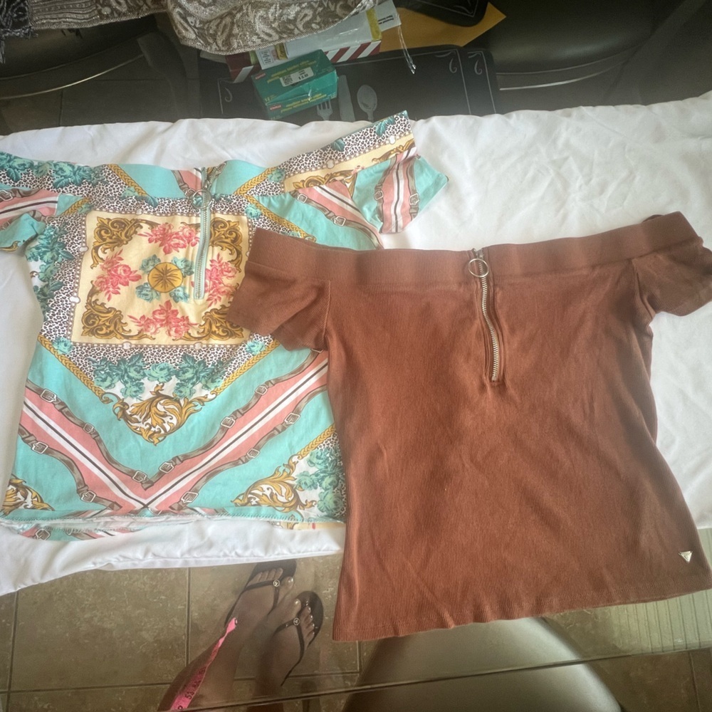 Two Guess blouses, one floral and one carmelite
Caja 8